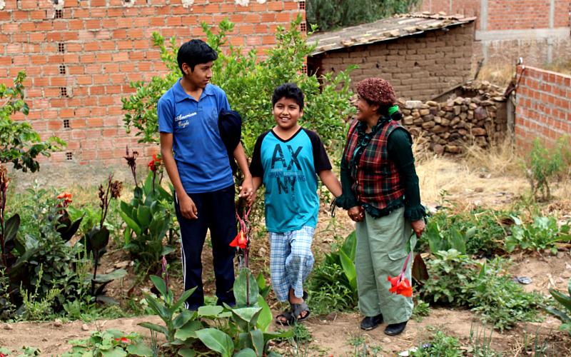 Delia et ses deux fils dans leur jardin en Bolivie